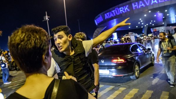 A Turkish police officer directs a passenger at Ataturk airport in Istanbul June 28, 2016 after two explosions followed by gunfire hit Turkey's biggest airport. (AFP/Ozan Kose) 