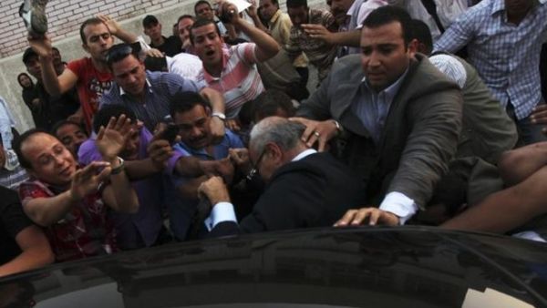 حراس المرشح أحمد شفيق يحاولون حمايته من الناخبون