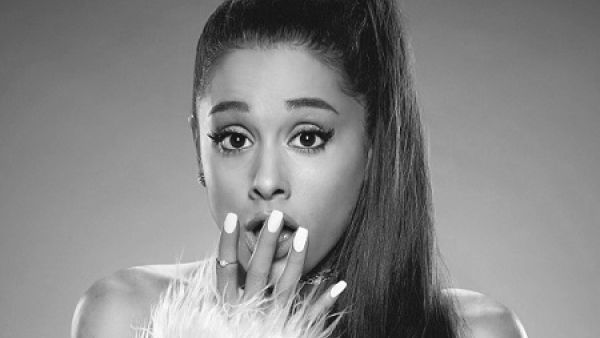 أريانا غراندي (محطمة) بعد تفجير مانشستر