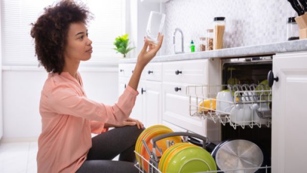 للتعامل مع خزانة الطعام غير المنظمة هي إزالة كل شيء من على الرفوف

