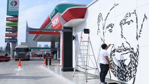Artist Diaa Allam drawing the image