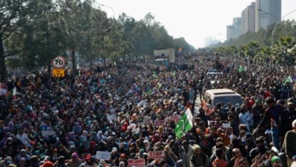 انصار طاهر القادري يحتشدون في اسلام اباد احتجاجا على الفساد/أ.ف.ب