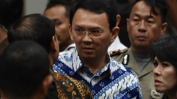Jakarta's Christian governor Basuki Tjahaja Purnama (C), popularly known as Ahok, speaks to his lawyers after judges delivered their sentence during the verdict in his blasphemy trial in Jakarta on May 9, 2017. (AFP/Bay Ismoyo)