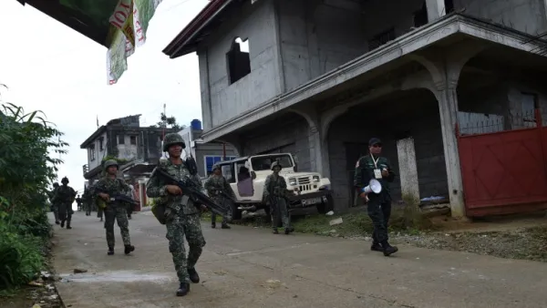 Philippine marines patrol a neighbourhood during a search for Islamist militants in Marawi on the southern island of Mindanao on May 29, 2017. (Ted Aljibe/AFP)