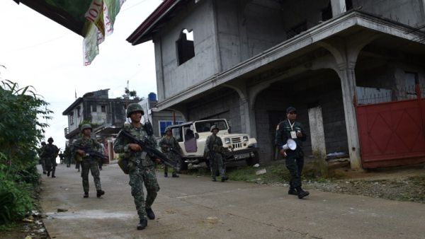 Philippine marines patrol a neighbourhood during a search for Islamist militants in Marawi on the southern island of Mindanao on May 29, 2017. (Ted Aljibe/AFP)
