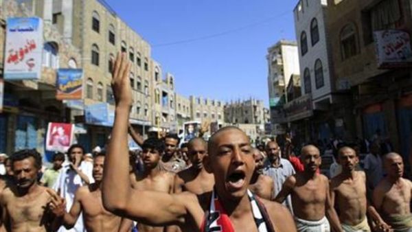 محتجون يرددون شعارات خلال تظاهرة تطالب بالاطاحة بالرئيس اليمني علي عبد الله صالح 
