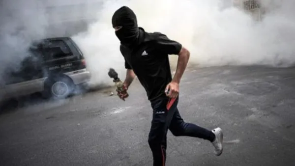  أحكام بالسجن على 15 متهماً بحرينيا في قضايا ارهابية واسقاط الجنسية عنهم