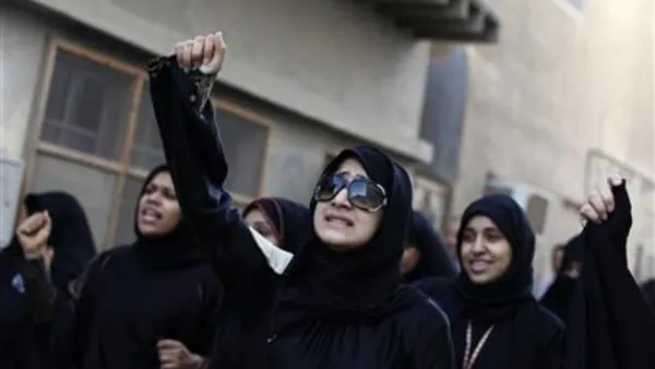بحرينيات يرددن هتافات مناهضة للحكومة 
