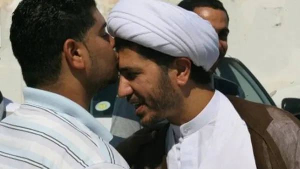 احد الاتباع يقبل جبين الشيخ علي سلمان في المنامة
