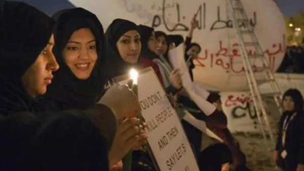 محتجون مناوئون للحكومة يوقدون الشموع في دوار اللؤلؤ بالمنامة يوم السبت
