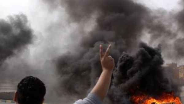 متظاهر شيعي يحرق اطارا في المالكية في البحرين
