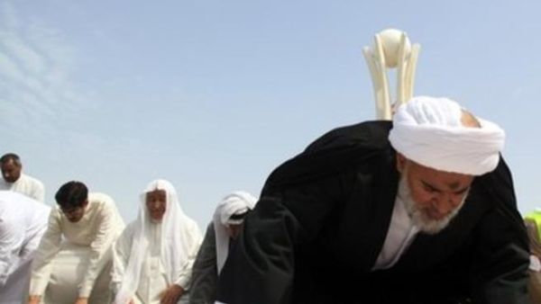 الشيخ عبدالجليل المقداد يؤم في المصلين في دوار اللؤلؤة