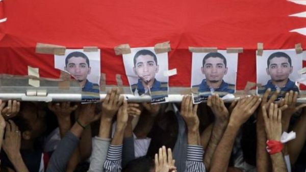 بحرينيون يشيعون احد ضحايا الاحتجاجات قرب المنامة في اذار/مارس
