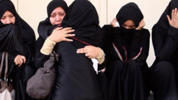 نساء بحرينيات خارج احد المستشفيات في المنامة