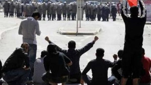 محتجون في مواجهة قوات الامن قرب دوار اللؤلؤة في وسط العاصمة المنامة
