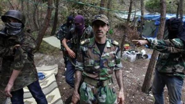 مقاتلون من الجيش السوري الحر بمنطقة على الجانب التركي من الحدود مع سوريا ي