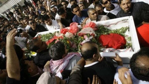 بحرينيين يشيعون قتلاهم/أ.ف.ب