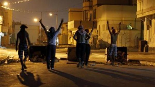 محتجون مناهضون للحكومة اثناء اشتباك مع قوات الامن في قرية غربي العاصمة البحرينية المنامة 