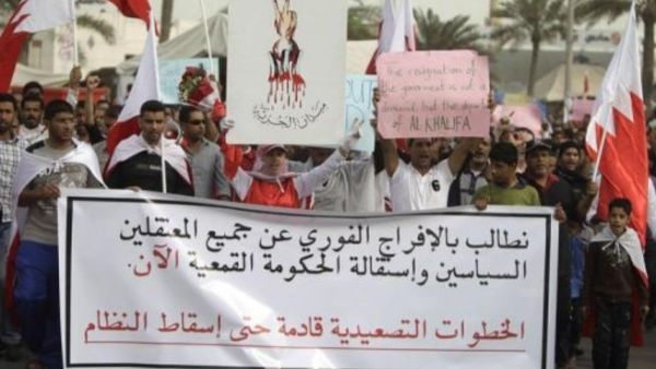 متظاهرون بحرينيون يسيرون باتجاه وسط المنامة
