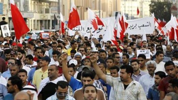 محتجون مناهضون للحكومة يسيرون ويرددون شعارات مناهضة للحكومة في المنامة