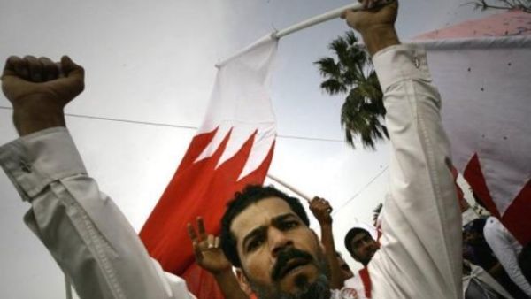 متظاهر في دوار اللؤلؤة