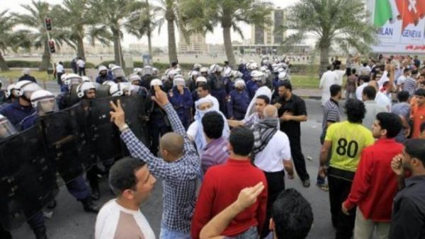 شرطة مكافحة الشغب تحاصر تظاهرة في محيط دوار اللؤلؤة في المنامة
