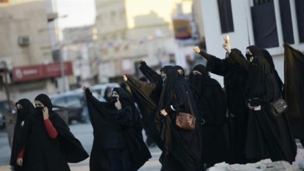 Bahraini women shout slogans during clashes with riot police in the village of Daih, west of the capital Manama, on January 4, 2016. (AFP/ File Photo)