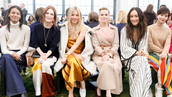 نجمات هوليوود في الصفوف الأمامية خلال عرض Tory Burch