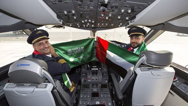 كابتن طائرة بالاتحاد للطيران محمد عوض العنزي، وهو مواطن سعودي، مع زميله الإماراتي مساعد طيار أول منصور محمد الحمادي، يحتفلان باليوم الوطني السعودي.
