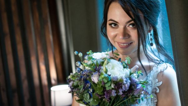 عزيزي العروس عليكِ شرب كميّات من الماء والعصائر الطّبيعيّة لترطيب الجسم