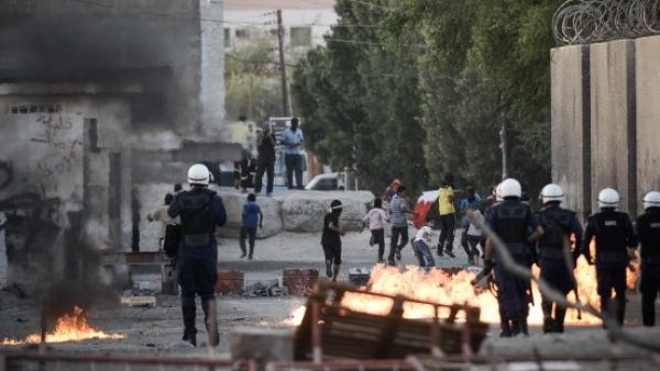 Protesters flee police during a demonstration in Bahrain. (AFP/File)