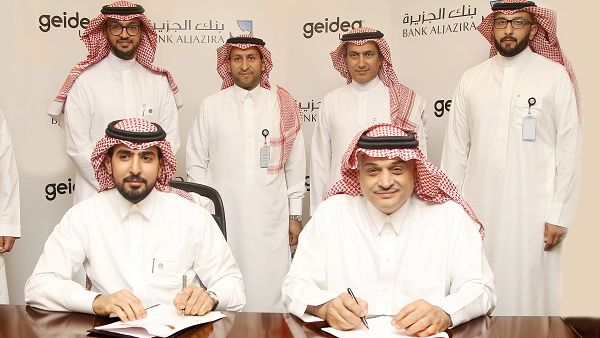 الرئيس التنفيذي والعضو المنتدب لبنك الجزيرة والرئيس التنفيذي لشركة جيديا اثناء توقيع الإتفاقية