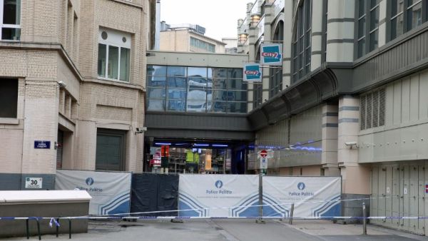 The cordoned-off area at the scene of a bomb alert in the City2 shopping mall in the Rue Neuve in the city center of Brussels, on June 21, 2016. (AFP/Nicolas Maeterlinck)