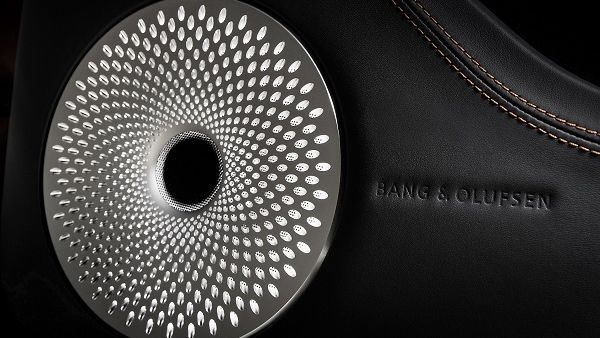 تقدّم ’تجربة بانغ آند أولفسن بايوسونيك وان-تاتش إكسبيرينس‘ (Bang & Olufsen BeoSonic One-Touch Experience) أربع مساحات صوتية مختلفة.