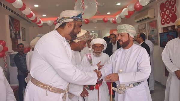 The new store was opened under the auspices of H. E. Mahmood bin Abdullah Al Saeedi; Wali of Bidiya, with Ooredoo’s Director of Consumer Sales, Feras bin Abdullah Al Shaikh, in attendance. The new store was opened under the auspices of H. E. Mahmood bin Abdullah Al Saeedi; Wali of Bidiya, with Ooredoo’s Director of Consumer Sales, Feras bin Abdullah Al Shaikh, in attendance.