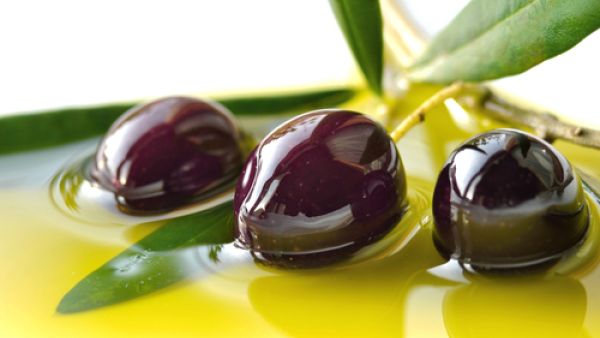 الزيتون الأسود شهيّ الطعم، ويُستخدم في تحضير بعض الأطباق كالبيتزا