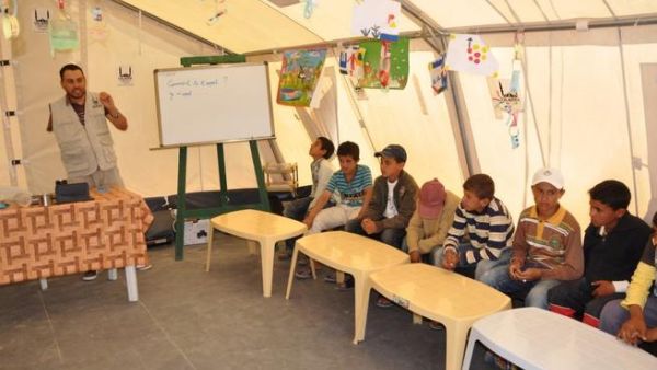 A Libyan did not let the loss of his arm deter him from teaching the next generation. (image from Khadi Jateri)