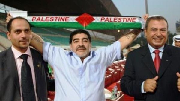 Maradona returns the love to the millions from Palestine who adore him. ( image from Figo 29 )