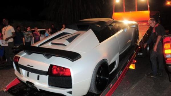 A Kuwaiti Lamborghini getting towed and many are happy