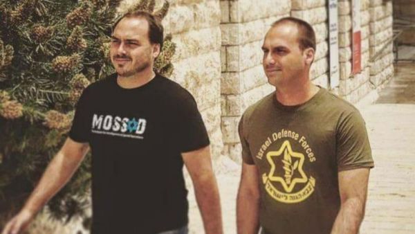 Carlos and Eduardo Bolsonaro were both seen wearing pro-Israel shirts [Twitter]