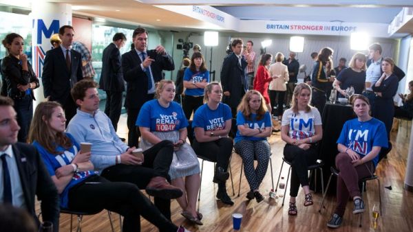 Supporters of the "Stronger In" Campaign react to the results of the EU referendum being announced at the Royal Festival Hall on June 24, 2016 in London. (AFP/Rob Stothard)