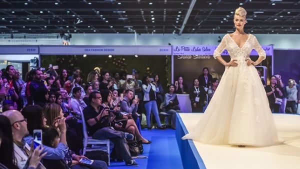 يستقطب المعرض الذي يعتبر أكبر منصة تجمع الشركات الناشطة في قطاع الأعراس، أكثر من 20,000 إمرأة بهدف الإطلاع على أحدث الصيحات والاتجاهات السائدة لمتطلبات الزفاف، من أزياء ومكياج وديكور وتنسيق الأزهار، إلى الضيافة والوجهات الملائمة لقضاء شهر العسل. 