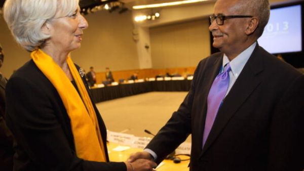  IMF Managing Director Christine Lagarde (L) greets Somalia's Bank Governor Abdusalam Omer (R) during a meeting with members of MENA, April 21, 2013 at the IMF Headquarters in Washington, DC.