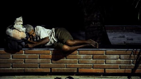  Dubai man jumped in front a car before he slept on the street. (AFP/Ishara S. Kodikara)