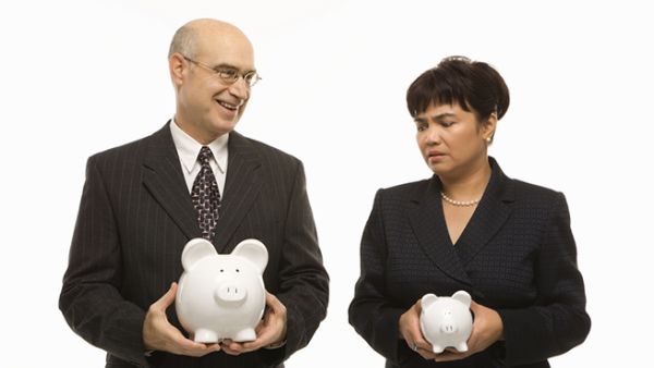 Wages of full-time Israeli male employees were 22% higher than wages of full-time female employees in 2011. (File photo)