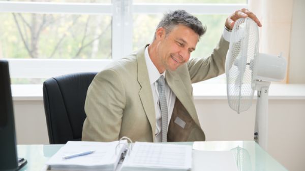 Four in 10 respondents claim that their workplace offers flexible working hoursduring the summer. (Bayt)