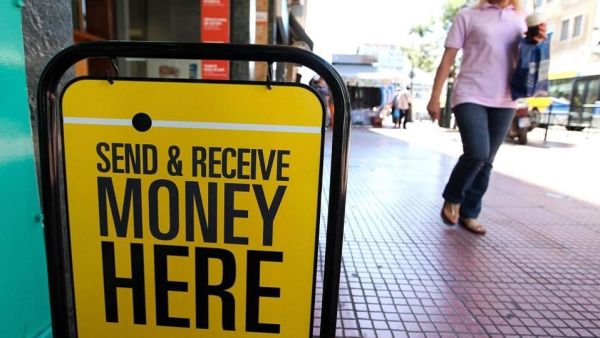The secretary general of the UAB expects the British pound devaluation and resulting inflation following the Brexit vote to have negative implications for Arab remittances.  (Infowoman.gr)