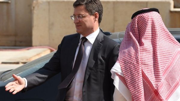 Russian Oil Minister Alexander Novak (L) arrives for a meeting with his Saudi counterpart in Riyadh on October 23, 2016. (AFP/Fayez Nureldine)