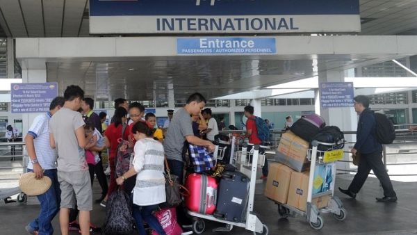 Passengers standing at the Philippine Airlines terminal at Manila International Airport on August 11, 2015. (AFP) Passengers standing at the Philippine Airlines terminal at Manila International Airport on August 11, 2015. (AFP)