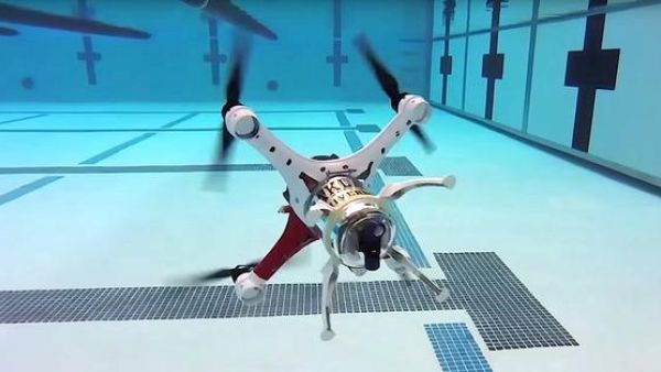 The Loon Copter can operate in the air and underwater. (Ingenieur.de)